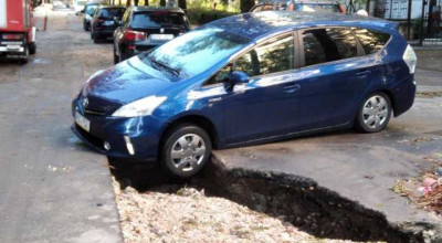 Ploaia de ieri a făcut ravagii în capitală! Mașinile au ajuns cu roțile în gol după ce apele au spălat pietrișul  Ploaia de ieri a făcut ravagii în capitală! Mașinile au ajuns cu roțile în gol după ce apele au spălat pietrișul - Photo
