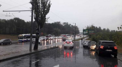 Din cauza inundațiilor din oraș a fost sistat traficul pe câteva străzi și modificat intinerarul a 12 rute de troleibuz  Din cauza inundațiilor din oraș a fost sistat traficul pe câteva străzi și modificat intinerarul a 12 rute de troleibuz - Photo