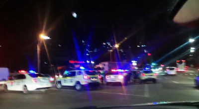 Cel puțin 8 echipaje de poliție au fost mobilizate pentru a reține două femei?! (VIDEO) Cel puțin 8 echipaje de poliție au fost mobilizate pentru a reține două femei?! (VIDEO) - Photo