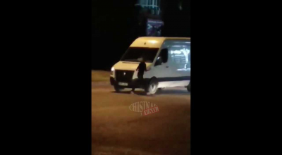 (VIDEO) Un bărbat drogat lovea cu pumnii în mașinile care traversau o intersecție. Șoferii l-au imobilizat (VIDEO) Un bărbat drogat lovea cu pumnii în mașinile care traversau o intersecție. Șoferii l-au imobilizat - Photo