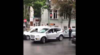 Strada A Mateevici din capitală blocată de un șofer amețit. S-a oprit să asculte muzică! Nimeni nu intervine Strada A Mateevici din capitală blocată de un șofer amețit. S-a oprit să asculte muzică! Nimeni nu intervine - Photo
