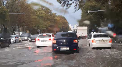 (FOTO/ VIDEO) Potop în Chișinău! Șoferii circulă cu dificultate pe străzile transformate în râuri (FOTO/ VIDEO) Potop în Chișinău! Șoferii circulă cu dificultate pe străzile transformate în râuri - Photo