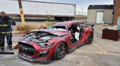 Pompierii au nimicit prototipul unui Ford Mustang Shelby GT500 în cadrul antrenamentelor. Iată motivul - Photo