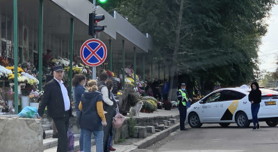 S-au pus pe treabă totuși. Polițiștii ”curăță” str Bănulescu Bodoni de mașinile parcate neregulamentar!  S-au pus pe treabă totuși. Polițiștii ”curăță” str Bănulescu Bodoni de mașinile parcate neregulamentar! - Photo