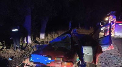 Un angajat Fulger fiind beat la volan s-a izbit cu mașina într-un copac. Unul dintre pasageri a decedat pe loc - Photo