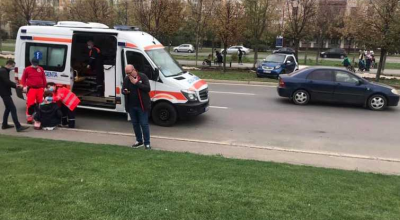 O femeie a fost lovită de o mașină care a pornit singură dintr-o parcare din sectorul Ciocana. Vehiculul s-a oprit într-un copac O femeie a fost lovită de o mașină care a pornit singură dintr-o parcare din sectorul Ciocana. Vehiculul s-a oprit într-un copac - Photo