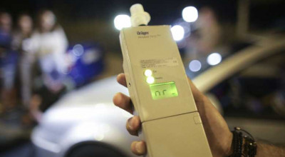 Atenție când vă dezinfectați în mașină! Un polițist demonstrează printr-un experiment că vaporii emanați urcă alcoolemia foarte mult - Photo