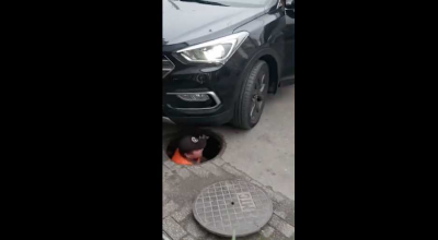 (VIDEO) Șoferița unui Hyundai la un pas de strivi un muncitor ce se afla în gura de canalizare  (VIDEO) Șoferița unui Hyundai la un pas de strivi un muncitor ce se afla în gura de canalizare - Photo