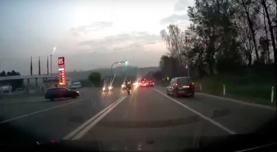 Șoferul unui Megane, a comis un accident la doi metri de polițist (VIDEO) - Photo