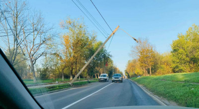 Atenție șoferi! Un stâlp atârnă periculos deasupra carosabilului după ce a fost lovit noaptea de un Mercedes Atenție șoferi! Un stâlp atârnă periculos deasupra carosabilului după ce a fost lovit noaptea de un Mercedes - Photo