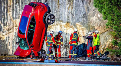 (VIDEO) Volvo aruncă mașinile de la o înălțime de 30 de metri pentru a modela scenarii a accidentelor grave - Photo