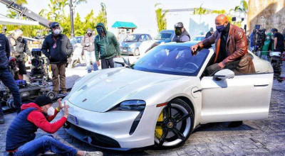 Uups! Actorul Dwayne ”The Rock” Johnson nu are loc în Porsche Taycan - Photo