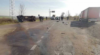 Grav accident între un TIR și un microbuz la Dondușeni. Un bărbat a decedat, o minoră de 11 ani, în stare gravă - Photo