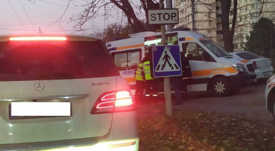 Un minor a fost lovit pe trecerea de pietoni de o mașină a școlii auto. Instructorul se afla pe bancheta din spate - Photo