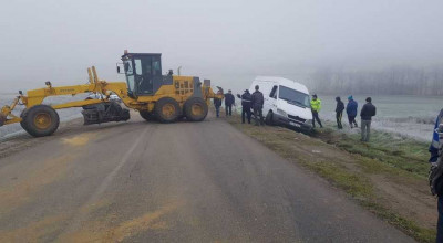 Accident cu gust dulce la Cimișlia. Un microbuz plin cu torturi a ajuns într-un șanț - Photo