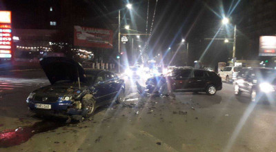 O tânără a ajuns la spital după ce două mașini s-au ciocnit pe str. Alba Iulia din sec. Buiucani - Photo