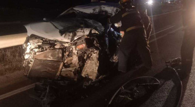 Un bărbat a ajuns la spital, după ce taximetrul cu care se deplasa s-a izbit frontal într-un camion - Photo