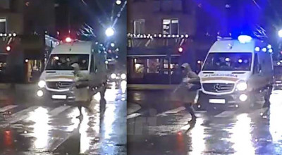 Alt pieton, cât pe ce să fie tamponat pe trecerea de pietoni de o ambulanță (VIDEO) Alt pieton, cât pe ce să fie tamponat pe trecerea de pietoni de o ambulanță (VIDEO) - Photo