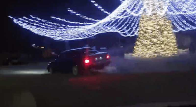 (VIDEO) Un tânăr la volanul unui BMW s-a dat în spectacol efectuând derapaje în jurul bradului din Ungheni (VIDEO) Un tânăr la volanul unui BMW s-a dat în spectacol efectuând derapaje în jurul bradului din Ungheni - Photo