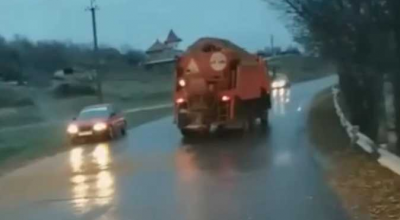 (VIDEO) Din cauza ghețușului format pe carosabil autospecialele nu reușesc să împrăștie nisip de drumuri (VIDEO) Din cauza ghețușului format pe carosabil autospecialele nu reușesc să împrăștie nisip de drumuri - Photo
