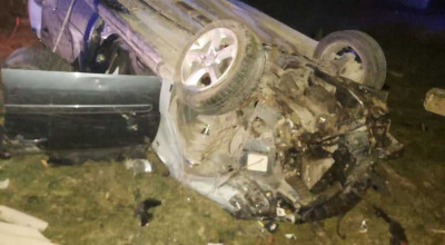 Poliția este în căutarea unui șofer care a fugit după ce s-a izbit într-un stâlp și și-a lăsat pasagera decedată - Photo