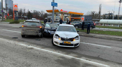 Accident în lanț pe str. Petricani! Pasagera unui taxi a fost spitalizată cu mutiple traume - Photo