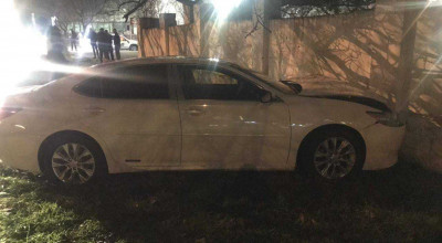 Șoferul unui Lexus a doborât un semafor după care a ajuns cu mașina în gardul unei biserici - Photo