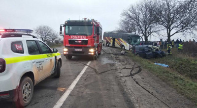 Tragic accident la Edineț: O Dacia Logan s-a izbit într-un autocar plin cu pasageri. Două persoane au murit - Photo