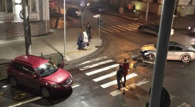 (VIDEO) Un Infiniti a fost făcut zob după ce s-a ciocnit cu un Volkswagen în centrul capitalei - Photo