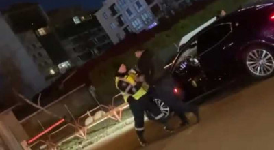 (VIDEO) Bătaie în Chișinău: Șoferul unui Maserati s-a năpustit asupra unui polițist (VIDEO) Bătaie în Chișinău: Șoferul unui Maserati s-a năpustit asupra unui polițist - Photo