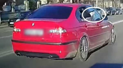 (VIDEO) A fost filmat cum flutura cu arma pe geamul unui BMW. Află ce explicații le-a dat polițiștilor (VIDEO) A fost filmat cum flutura cu arma pe geamul unui BMW. Află ce explicații le-a dat polițiștilor - Photo