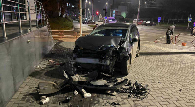 O femeie a ajuns la spital după ce un Logan și un Prius s-au ciocnit violent în centrul capitalei - Photo