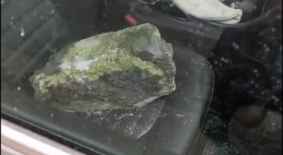 (VIDEO) Una ca asta nu ai mai văzut! Șoferul unui Ford s-a pomenit cu parbrizul spart de un cotileț - Photo