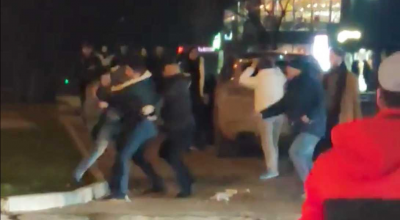 Șoferul unui Porsche Cayenne a luat la pumni un pieton. Cum credeți de ce? - Photo