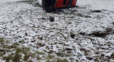 Accident grav la Basarabeasca! Două persoane au fost spitalizate, după ce mașina în care se aflau a derapat și s-a inversat - Photo