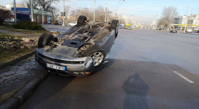 Accident la Botanica! O șoferiță a reușit să-și răstoarne BMW-ul pe acoperiș - Photo