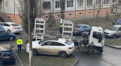 Gazonul totuși nu este pentru parcat mașini! Încă un SUV de lux evacuat din oraș - Photo