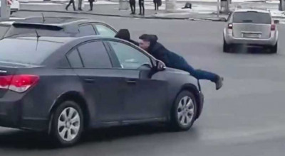 (VIDEO) Activiștii StopHam au fost plimbați pe capota unei mașini de către un șofer din capitală - Photo