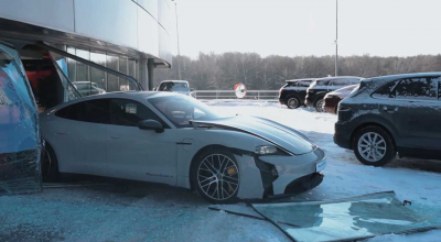 Vloggerul rus care și-a incendiat Mercedesul, a spart vitrina dealerului Porsche cu noul său Taycan! - Photo