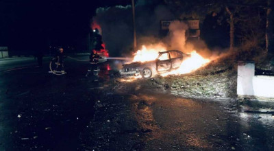 Un BMW condus de un șofer beat a ars în întregime după ce s-a izbit într-un pilon de pe str. Muncești! Pasagerul a decedat - Photo