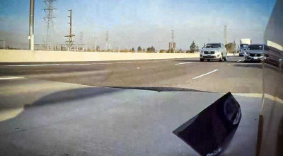 (VIDEO) Vezi momentul în care o Tesla Model 3 își pierde geamul portierei din spate în timp ce se deplasa cu viteză - Photo