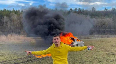 Tânărul care și-a dat foc BMW-ului spune că nu a achitat amenzile, dar își asumă responsabilitatea - Photo