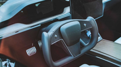 Vezi cum arată în realitate noul volan neobișnuit, instalat pe Tesla Model S facelift - Photo