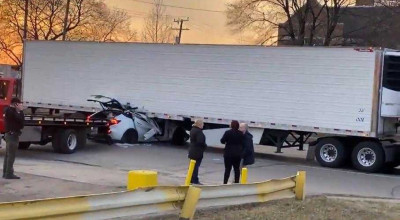 O Tesla Model Y s-a izbit într-un camion ignorând semnalul roșu al semaforului! - Photo