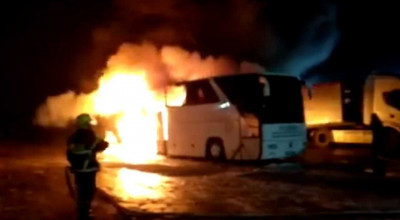 Un autocar, un autocamion, o autocisternă și mai multe mașini au ars în această noapte la Sîngera! - Photo