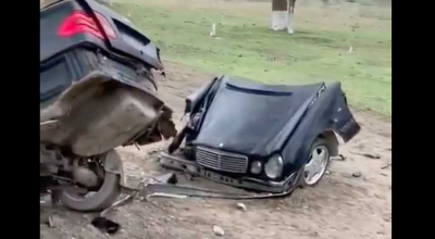 Vezi ce a mai rămas dintr-un Mercedes E-Class W210 după ce s-a izbit cu 230 km/h într-un copac (VIDEO) - Photo