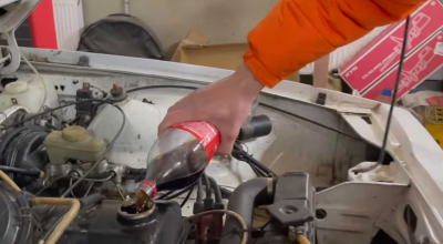 (VIDEO) Vezi ce se întâmplă dacă alimentezi motorul cu Coca-Cola în loc de ulei - Photo