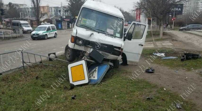 Șoferul unui microbus a arătat prin propriul exemplu ce pățești când vorbești la telefon fiind la volan - Photo