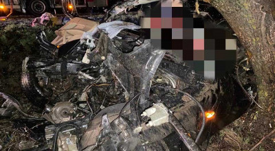 Un băiat și o fată, ambii de 16 ani, au decedat după ce s-au izbit cu BMW-ul într-un copac - Photo