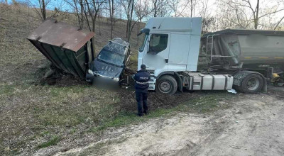 O Dacia care staționa pe acostament, spulberată de un camion, la Budești. Un tânăr a decedat - Photo